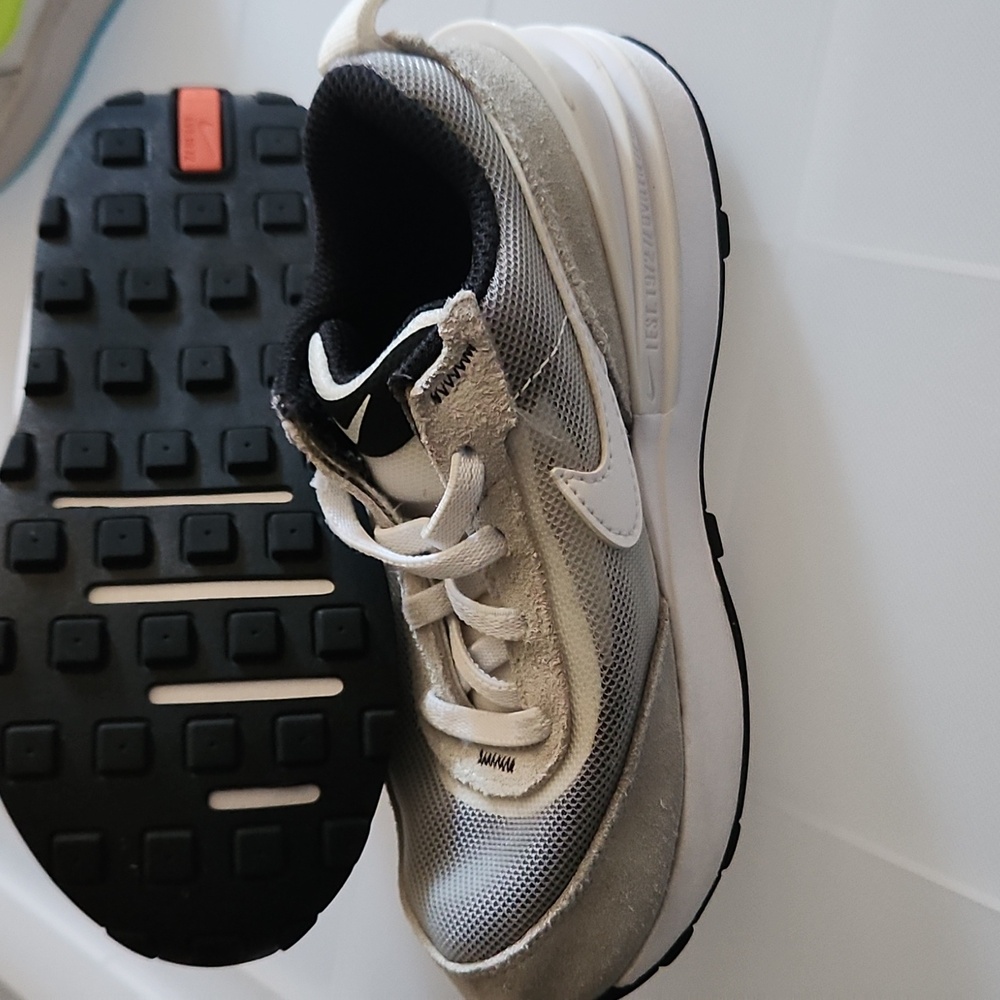 Nike - Picture 2 of 3
